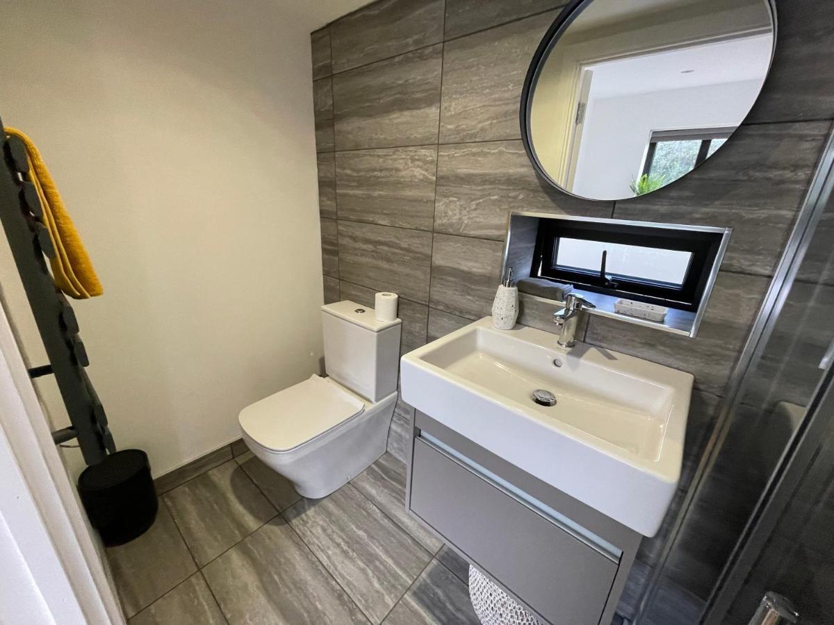 River Guest House With Jacuzzi Fire And Boat Hire Staines-upon-Thames Exterior foto