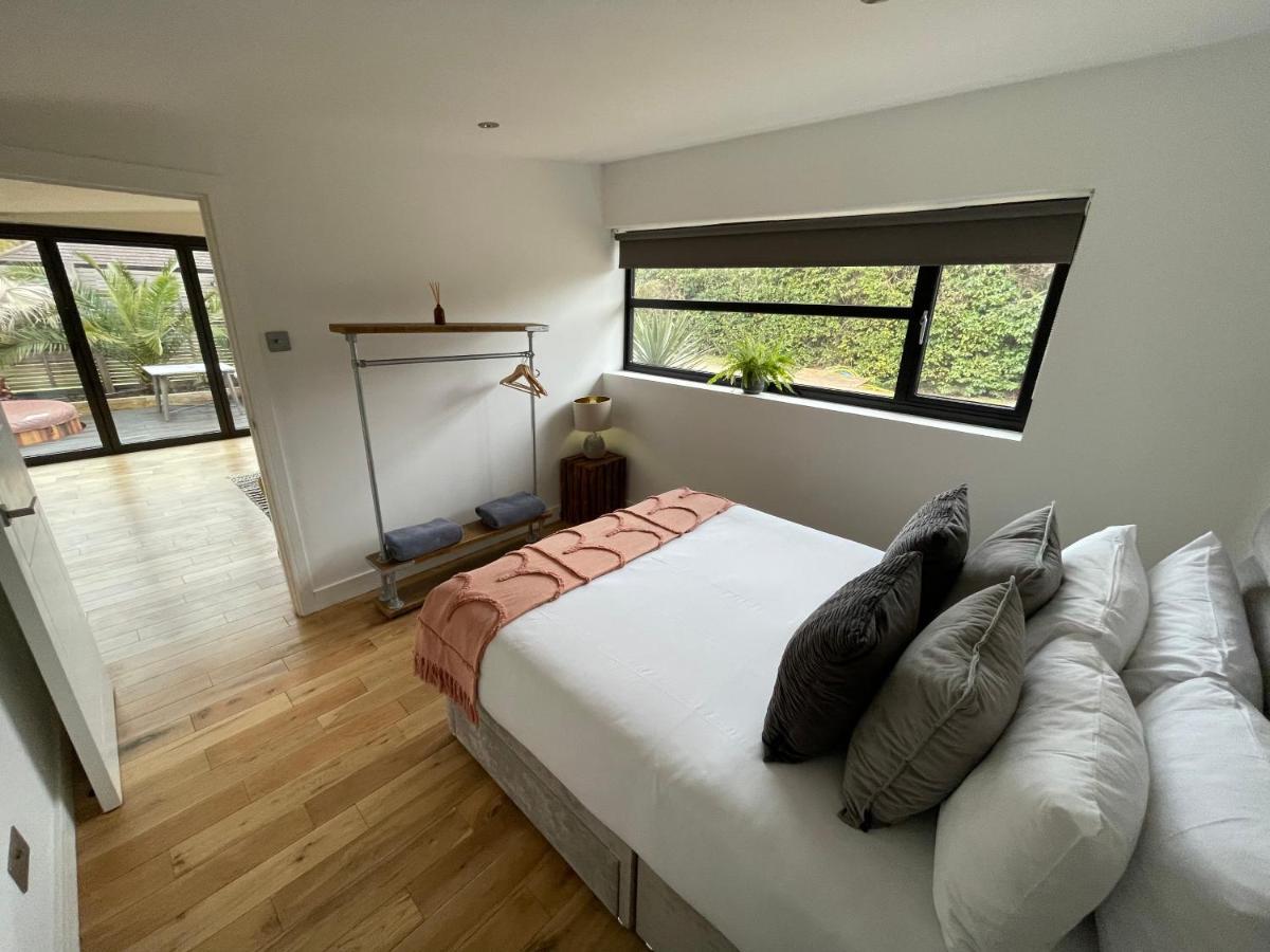 River Guest House With Jacuzzi Fire And Boat Hire Staines-upon-Thames Exterior foto