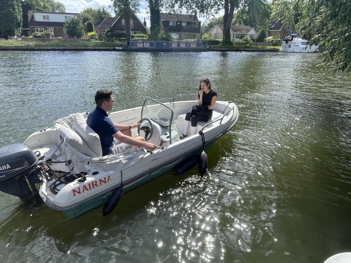 River Guest House With Jacuzzi Fire And Boat Hire Staines-upon-Thames Exterior foto